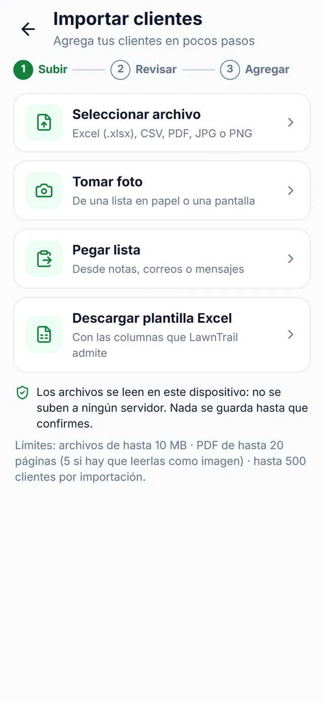 Importar clientes, paso 1 «Subir»: seleccionar archivo (Excel, CSV, PDF, JPG o PNG), tomar foto, pegar lista y descargar la plantilla de Excel; aviso de que los archivos se leen en el dispositivo y límites