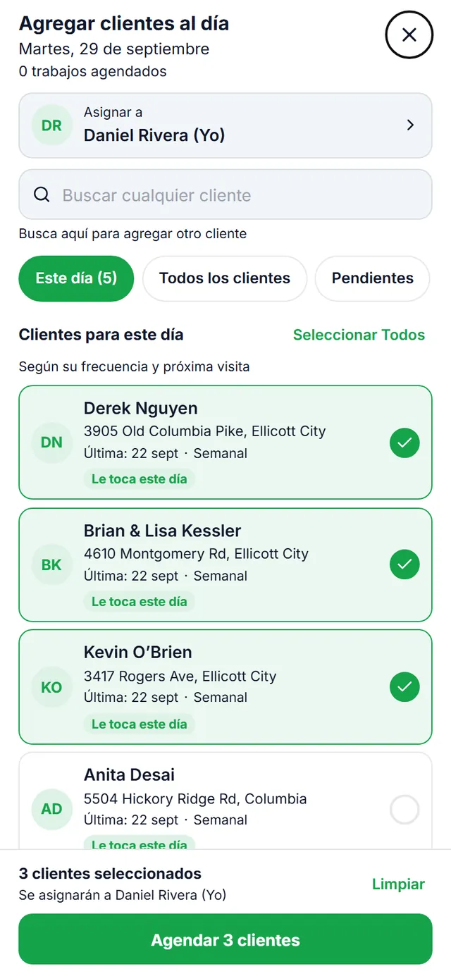 Agregar clientes al día: martes 29 de septiembre, asignado a Daniel Rivera, con los clientes a los que les toca ese día y tres seleccionados para agendar
